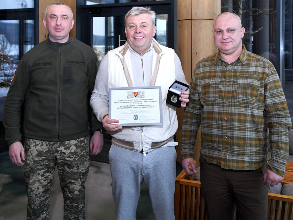 7 Foto 1 Волонтер и меценат Григорий Козловский получил почетную награду ВСУ