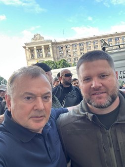 111114444 Корупційна схема чи благодійний піар? Як ветерану подарували фантом замість квартири