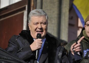 «Піар на крові та російський слід»: Блогерка викрила «подвійну гру» Порошенка і його зв’язки з Єрмаком 2 Петро Порошенко