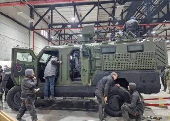 Постачали війську бракований РЕБ і завищували ціни на комплектуючі: суд арештував майно компанії «УкрАрмоТех» 2 Слідство підозрює, що бронемашини GYURZA постачалися із завищенням вартості комплектуючих до 230%, а встановлені на них системи протидії дронам під час випробувань нібито виявилися неефективними проти FPV-дронів.