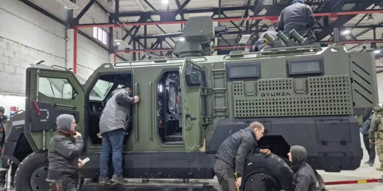 Постачали війську бракований РЕБ і завищували ціни на комплектуючі: суд арештував майно компанії «УкрАрмоТех» 1 Слідство підозрює, що бронемашини GYURZA постачалися із завищенням вартості комплектуючих до 230%, а встановлені на них системи протидії дронам під час випробувань нібито виявилися неефективними проти FPV-дронів.