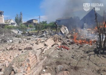 Армія РФ вдарила ракетою по приватному сектору на Одещині: двоє поранених