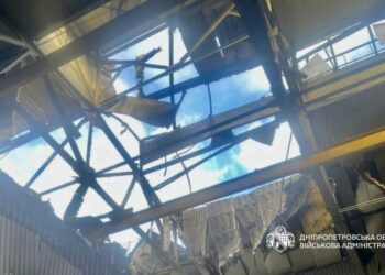 Росіяни атакували Дніпро: пошкоджене підприємство, семеро постраждалих