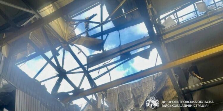 Росіяни атакували Дніпро: пошкоджене підприємство, семеро постраждалих 1 Росіяни атакували Дніпро: пошкоджене підприємство, семеро постраждалих