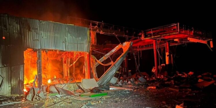 Росіяни із вечора майже 20 разів били по Дніпропетровщині: двоє поранених