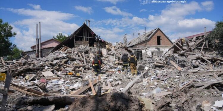 Армія РФ КАБами вдарила по Запоріжжю: є загиблий і 11 постраждалих, серед них діти