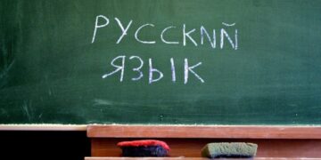 Україна позбавила російську мову захисту Європейської хартії: що це означає