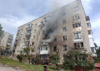 Армія РФ вдарила по будинку в Ізюмі: загинула жінка, є постраждалі