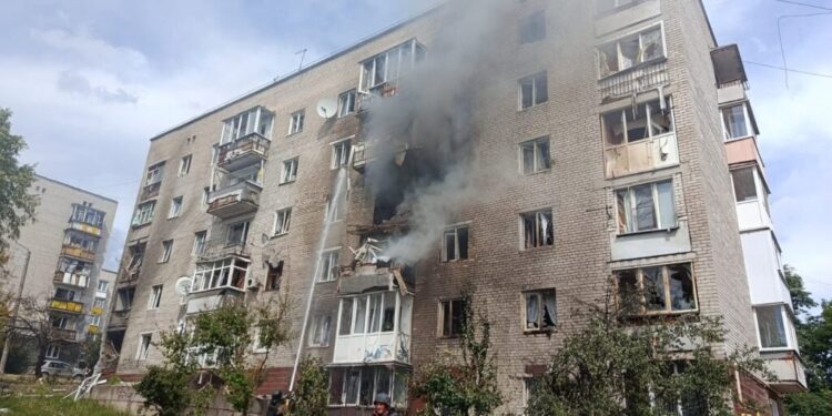 Армія РФ вдарила по будинку в Ізюмі: загинула жінка, є постраждалі 1 Армія РФ вдарила по будинку в Ізюмі: загинула жінка, є постраждалі