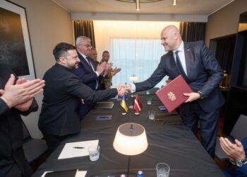 Зеленський і премєр Латвії підписали оборонну угоду під час зустрічі в Таллінні 6 Зеленський і прем’єр Латвії підписали оборонну угоду під час зустрічі в Таллінні