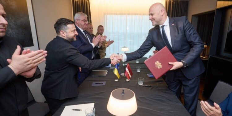 Зеленський і премєр Латвії підписали оборонну угоду під час зустрічі в Таллінні 1 Зеленський і прем’єр Латвії підписали оборонну угоду під час зустрічі в Таллінні