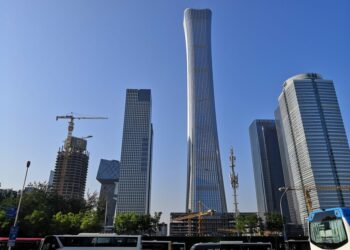 У столиці Китаю літак врізався у найвищий хмарочос