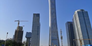 У столиці Китаю літак врізався у найвищий хмарочос