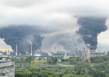 Безпілотники атакували НПЗ біля Кремля: у Москві здійнявся чорний дим