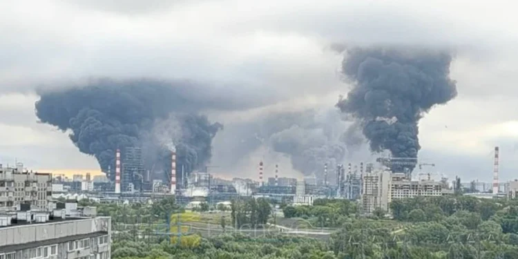 Безпілотники атакували НПЗ біля Кремля: у Москві здійнявся чорний дим