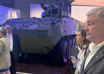 Порошенко на виставці озброєнь Eurosatory: головна наша цінність це наші воїни, яких мають захищати нові технології