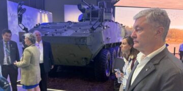 Порошенко на виставці озброєнь Eurosatory: головна наша цінність це наші воїни, яких мають захищати нові технології