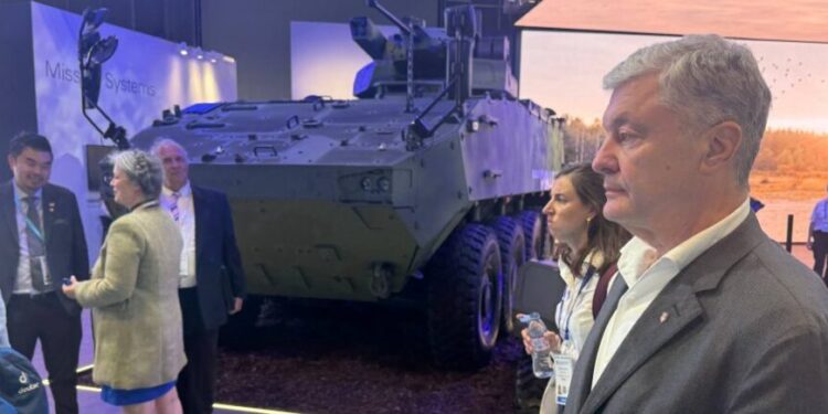 Порошенко на виставці озброєнь Eurosatory: головна наша цінність це наші воїни, яких мають захищати нові технології 1 Порошенко на виставці озброєнь Eurosatory: головна наша цінність це наші воїни, яких мають захищати нові технології
