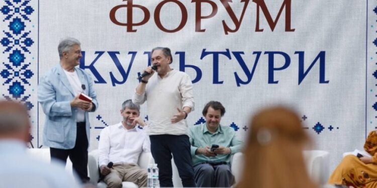 Порошенко у Львові: українці мають усвідомити глобальну силу своєї культури