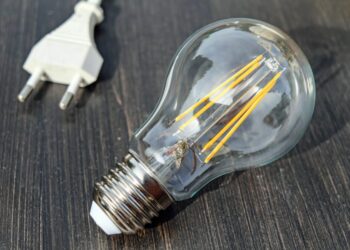 Російські удари пошкодили енергоінфраструктуру: у чотирьох областях немає світла