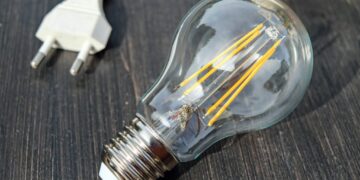 Російські удари пошкодили енергоінфраструктуру: у чотирьох областях немає світла