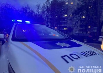 У Харкові чоловік з уламком розбитої пляшки напав на перехожих, три людини постраждали