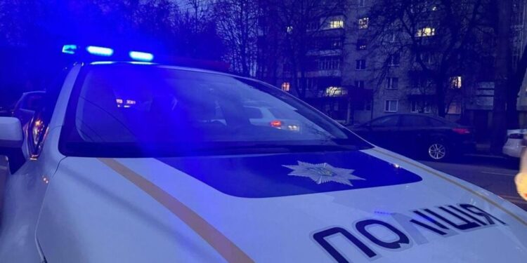 У Харкові чоловік з уламком розбитої пляшки напав на перехожих, три людини постраждали 1 У Харкові чоловік з уламком розбитої пляшки напав на перехожих, три людини постраждали