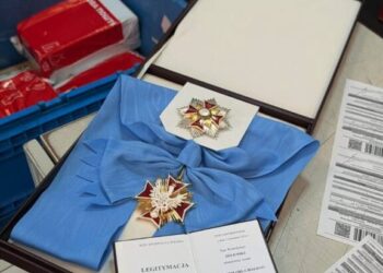 Зеленський відправив Орден Білого Орла до Польщі “Новою поштою”
