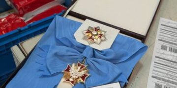 Зеленський відправив Орден Білого Орла до Польщі “Новою поштою”