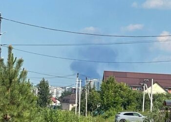 Майже 2000 кілометрів від кордону: дрони атакували Тюменський НПЗ у Росії