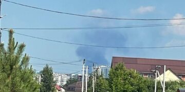Майже 2000 кілометрів від кордону: дрони атакували Тюменський НПЗ у Росії