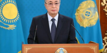 Президент Казахстану закликав Путіна “заморозити” війну та відновити переговори щодо України