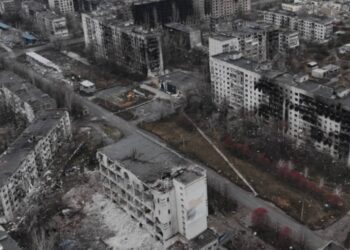 “Місто під контролем ЗСУ”: бійці полку “Скеля” провели зачистку в Костянтинівці та підняли прапор України