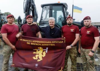 Порошенко передав допомогу військовим на 32 млн грн: що отримають бригади