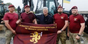 Порошенко передав допомогу військовим на 32 млн грн: що отримають бригади