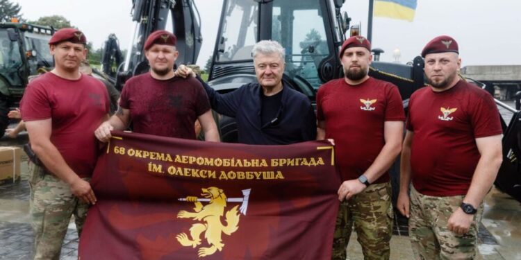 Порошенко передав допомогу військовим на 32 млн грн: що отримають бригади 1 Порошенко передав допомогу військовим на 32 млн грн: що отримають бригади