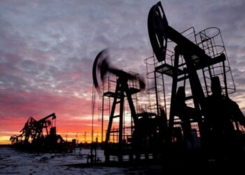 Ціна на нафту Brent різко зросла до 90 доларів: чи вплинуло це на вартість бензину в Україні