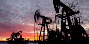 Ціна на нафту Brent різко зросла до 90 доларів: чи вплинуло це на вартість бензину в Україні