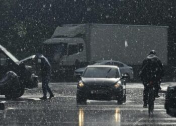 Україну чекає дощовий тиждень: де прогнозують зливи, грози та град