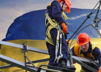 Світло зникло у 12 областях України: що кажуть в Міненерго