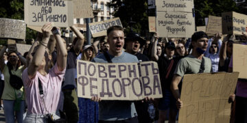 Спонсори «картонного Майдану»: хто платить за захист крісла Федорова