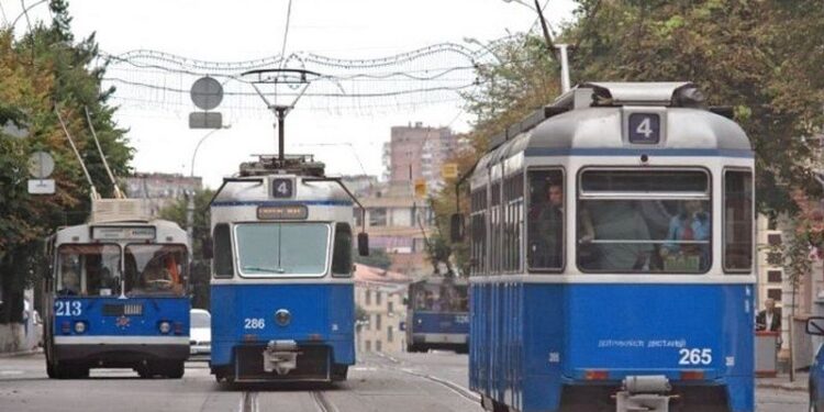 У столиці після нічної атаки РФ змінили рух громадського транспорту: перелік маршрутів 1 У столиці після нічної атаки РФ змінили рух громадського транспорту: перелік маршрутів