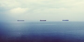 “Тіньовий нафтофлот відчутно худне”, – Україна продовжує бити по танкерах в Азовському морі