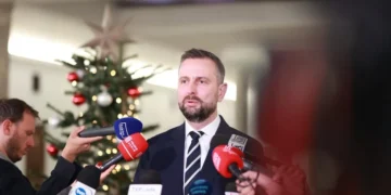 Українці призовного віку мають повернутися для служби в ЗСУ — міністр оборони Польщі