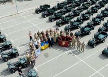 Попри санкції Порошенко передав чергову партію техніки підрозділам Сил оборони