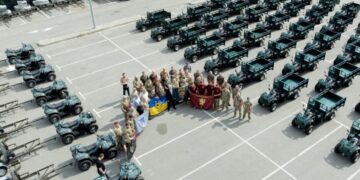 Попри санкції Порошенко передав чергову партію техніки підрозділам Сил оборони