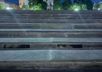 У Чернівцях сходи на центральній площі відремонтували могильними плитами