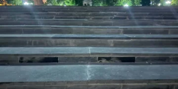 У Чернівцях сходи на центральній площі відремонтували могильними плитами