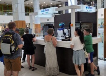 Попереджає про повітряну тривогу та відмовляє грубіянам: у Дніпрі відкрили першу кав’ярню з роботом-баристою