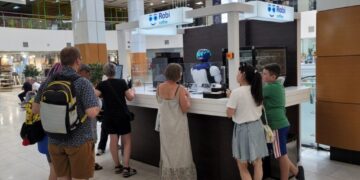 Попереджає про повітряну тривогу та відмовляє грубіянам: у Дніпрі відкрили першу кав’ярню з роботом-баристою